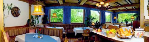 施内贝格山麓普赫贝格Landhaus Gschaiderhof的用餐室设有2张桌子和2个窗户