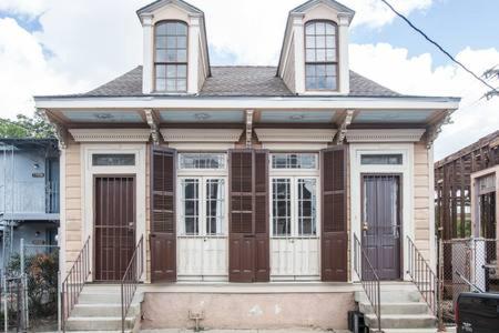 新奥尔良New Orleans Hideaway的街上有棕色门的房子