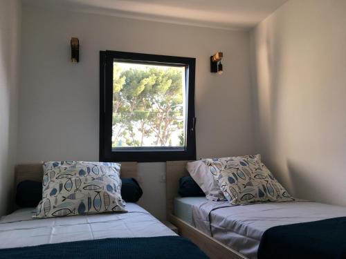 卡西斯Cassis Ma Vie Là的小房间设有两张床和窗户