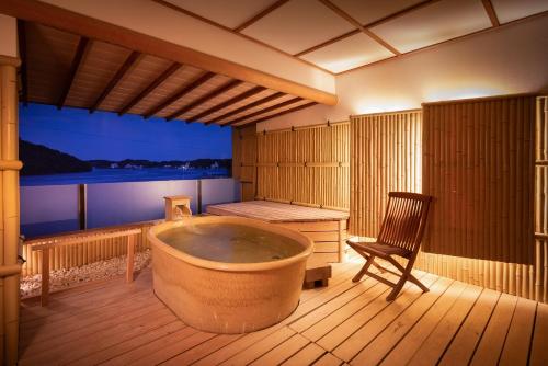 滨松Sansuikan Kinryu的一个带椅子的房间的大浴缸