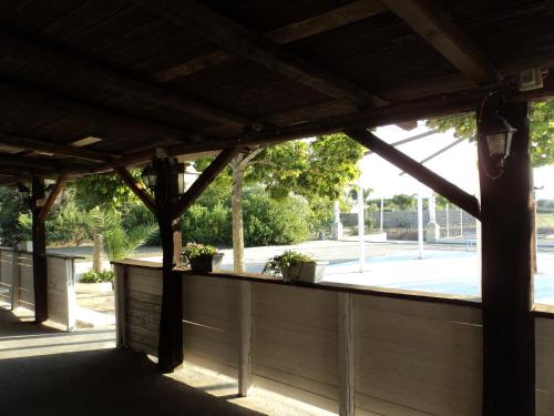 莱切省卡瓦利诺B&B Ulivi d'argento的篮球场上种有盆栽植物的凉棚