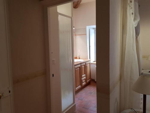 Huisseau-sur-CossonLa Taille de Biou的客房内的浴室设有水槽和镜子