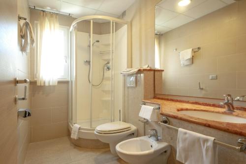 圣温琴佐Residence Villa Lo Scoglietto的浴室配有卫生间、盥洗盆和淋浴。