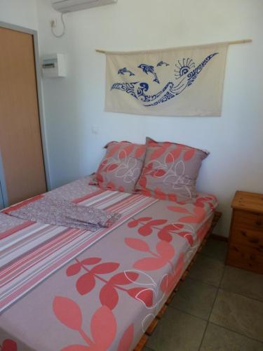 阿瓦托鲁Farehani 2的一间卧室配有红色和粉红色枕头的床