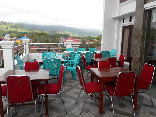 兰特包Toraja Lodge Hotel的阳台上的一排桌椅