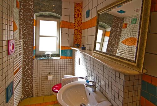 德累斯顿艺术公寓 的一间带水槽和镜子的浴室