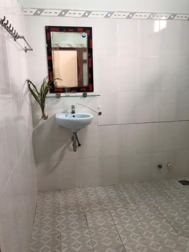 美奈Bí Homestay的浴室设有水槽和墙上的镜子