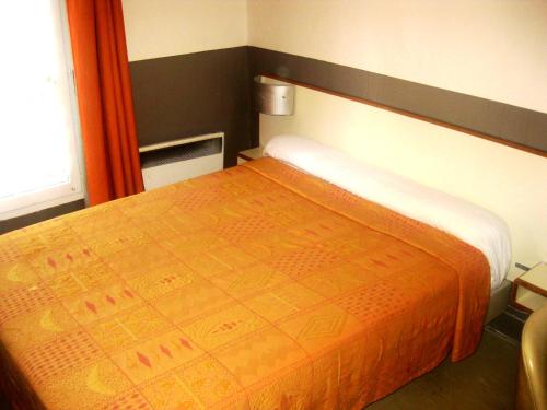 巴黎新桥酒店的一间卧室配有一张带橙色毯子的床
