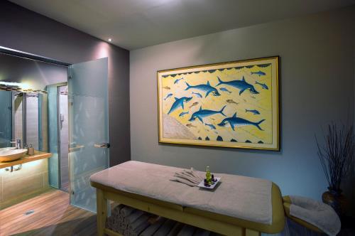 罗希姆诺亚特兰蒂斯海滩酒店的浴室墙上挂着海豚画