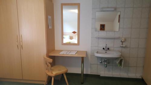 卡普尔Haus Fernblick的一间带水槽和镜子的小浴室