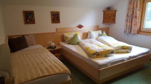 卡普尔Haus Fernblick的一间卧室配有两张带枕头的床。