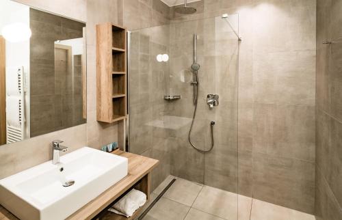 泰尔梅诺Hotel Plattenhof的一间带水槽和淋浴的浴室
