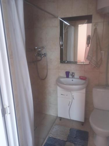 亚列姆切Room on Galic'ka的一间带水槽、卫生间和镜子的浴室