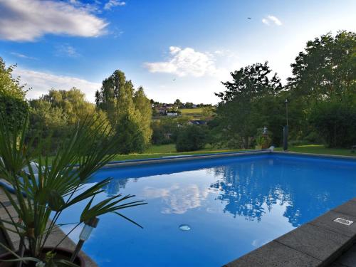 雷根Apartment in Regen with Terrace的享有庭院景致的蓝色游泳池