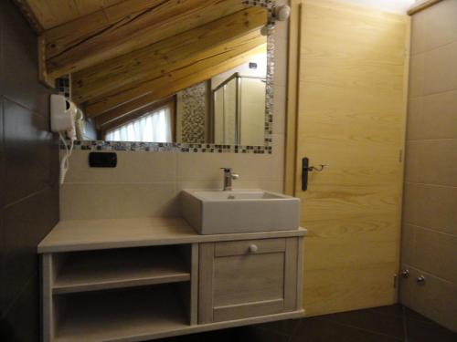拉比玛斯迪佐纳迪住宿加早餐酒店的一间带水槽和镜子的浴室