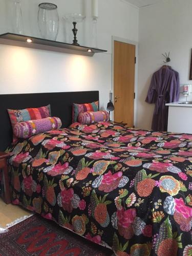 灵克宾Engbo的一间卧室配有一张带 ⁇ 萝床罩的床。