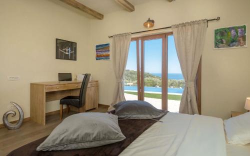 赫瓦尔Luxury Villa Galapagos Hvar Town的一间卧室配有一张床和一张带窗户的书桌