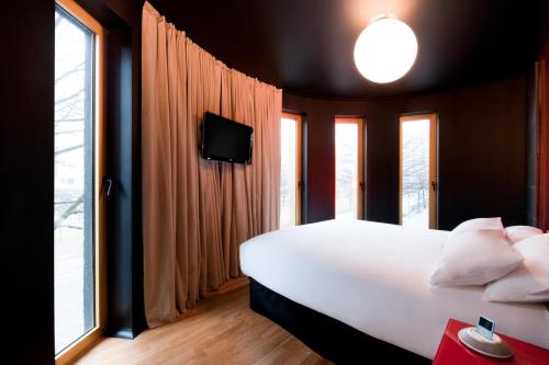 柏林Axel Hotel Berlin - Adults Only的卧室设有白色大床和窗户。