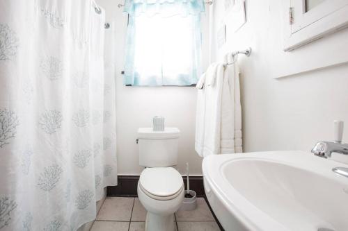 新奥尔良New Orleans Hideaway的浴室配有卫生间、浴缸和水槽。