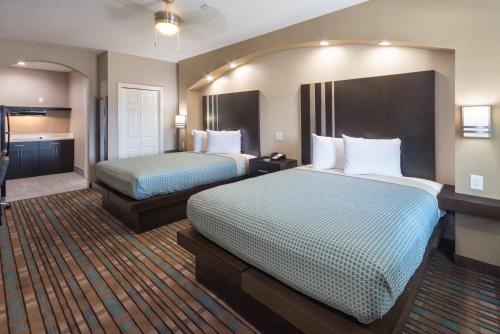 Econo Lodge Inn & Suites Houston NW-Cy-Fair客房内的一张或多张床位