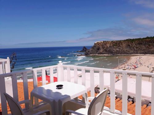 奥德赛克斯Casa Dorita的海滩上带桌椅的阳台