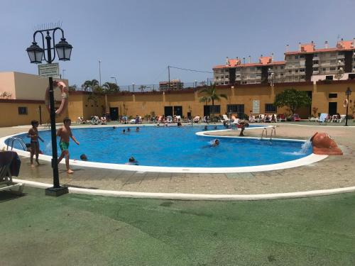 洛斯克里斯蒂亚诺斯Los Angelitos的一座大型游泳池,里面有人