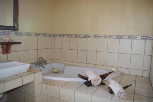 玛洛斯帕克Les 3 Marulas的浴室配有浴缸和2条毛巾。