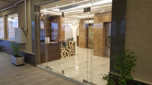 胡富夫Al Nakhla Aparthotel的大厅的玻璃门