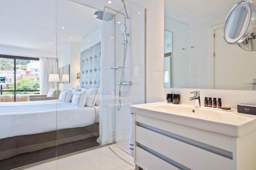 马略卡岛帕尔马梅利亚帕尔马码头酒店的一间带床、水槽和淋浴的浴室