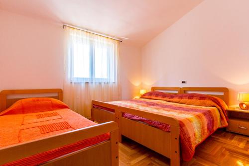 瓦图拉Kuća za odmor - apartman Vito的一间卧室设有两张床和窗户。