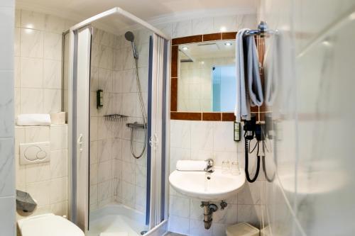 埃本瑙奥贝马亚酒店的带淋浴、盥洗盆和卫生间的浴室