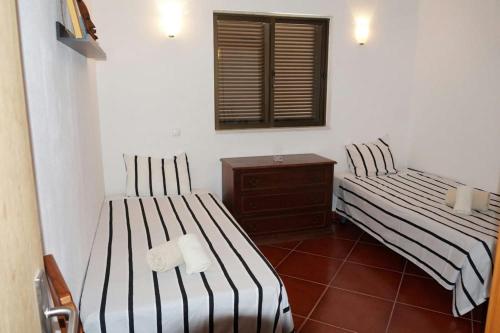 阿尔戈什casa de ferias的配有镜子的客房内的两张床