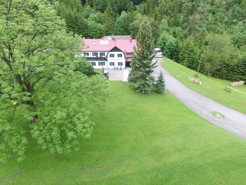 施内贝格山麓普赫贝格Landhaus Gschaiderhof的房屋和道路的空中景观