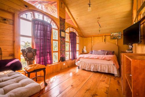 圣克鲁斯拉拉古纳Lake Front Cabin的一间卧室设有一张床和一个大窗户