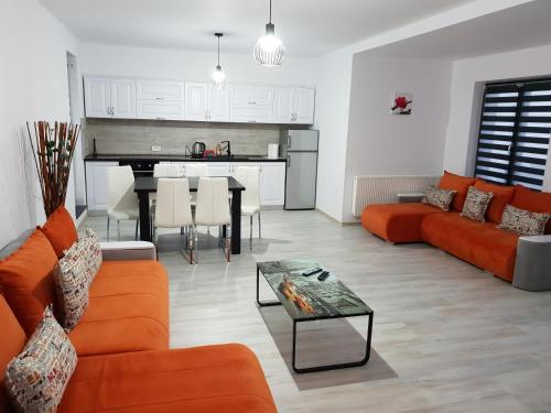 赛比什Palm Rezidential的客厅配有橙色沙发和桌子
