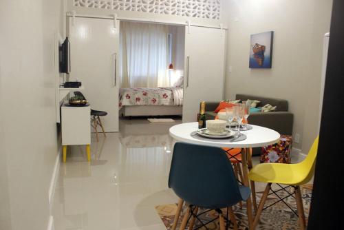 里约热内卢Copacabana, conforto e localização的小型客厅配有桌椅