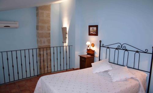 巴埃萨西斯之家旅馆的一间卧室配有带白色床单和枕头的床。