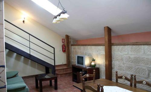 巴埃萨西斯之家旅馆的一间带楼梯和电视的客厅