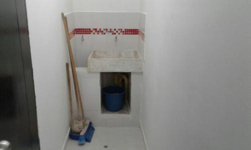 塔甘加Divijuka的一间带水槽和水桶的小浴室