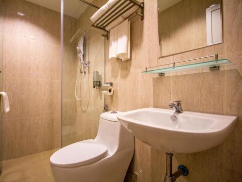 乔治市118 Hotel,Dato Keramat - Self Check In的一间带卫生间和水槽的浴室
