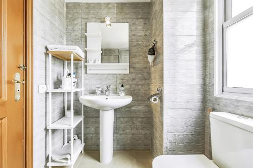 洛斯克里斯蒂亚诺斯Jardines Canarios的白色的浴室设有水槽和镜子