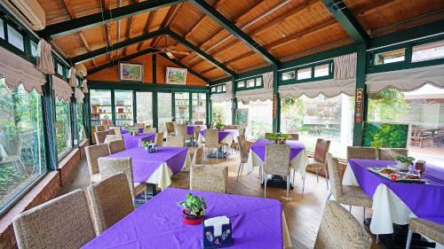 南庄乡红砖屋特色民宿的一间用餐室,配有紫色的桌子和椅子