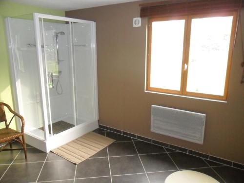 Fresnicourt-le-Dolmenle gite d'olhain的带淋浴的浴室,配有窗户和椅子