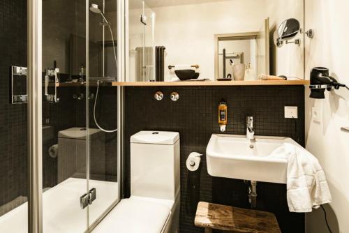 慕尼黑Bold Hotel München Zentrum的一间带水槽和淋浴的浴室