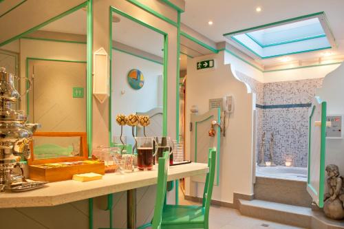 图克斯加尼贾克波酒店的一间带镜子和淋浴的桌子的浴室