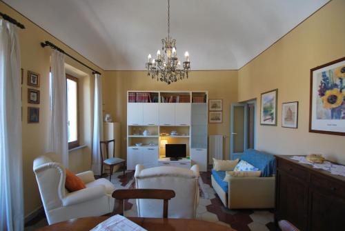 卡波利韦里Casa Lidia的客厅配有白色家具和吊灯。