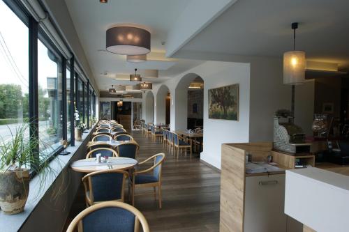 Eynatten泰康AG餐饮酒店的餐厅里一排桌椅