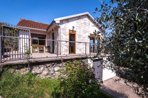 波德戈里察Holiday home Haustor with Skadar lake view的石头房子设有门廊和阳台