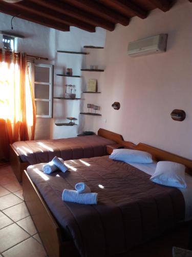 SteníApodrasi的一间卧室配有两张带毛巾的床