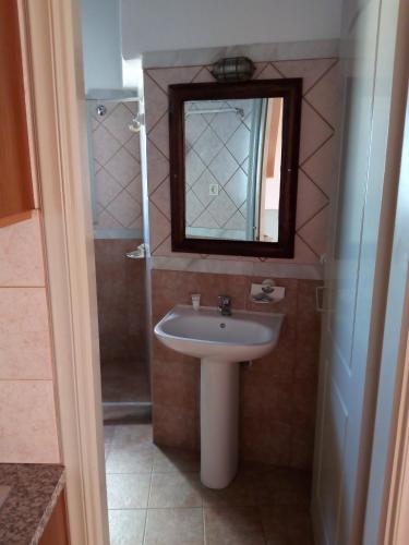 SteníApodrasi的一间带水槽和镜子的浴室